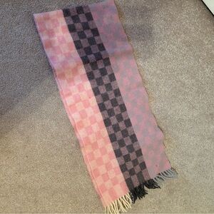 Checkered soft warm scarf - EUC
